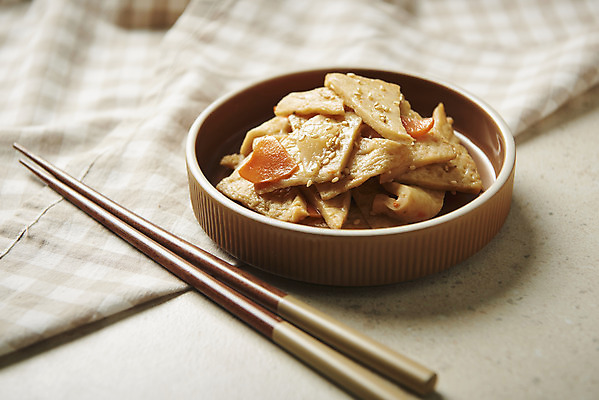 포토 JPG 스튜디오촬영 접시 한식 반찬 실내 사람없음 천 나무젓가락 어묵볶음 집밥 베이지색배경 국내포토 식기 음식 백그라운드 젓가락 내부 직물 볶음 베이지색 파일형식