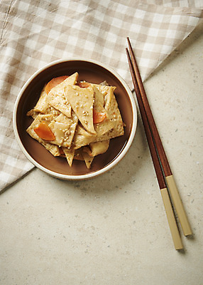 포토 JPG 스튜디오촬영 접시 한식 반찬 실내 사람없음 천 나무젓가락 어묵볶음 집밥 베이지색배경 국내포토 식기 음식 백그라운드 젓가락 내부 직물 볶음 베이지색 파일형식