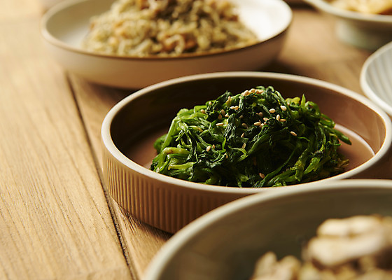 포토 JPG 스튜디오촬영 접시 한식 반찬 실내 근접촬영 사람없음 아웃포커스 소프트포커스 미나리무침 집밥 나무배경 국내포토 식기 음식 뷰포인트 백그라운드 촬영기법 내부 무침 파일형식