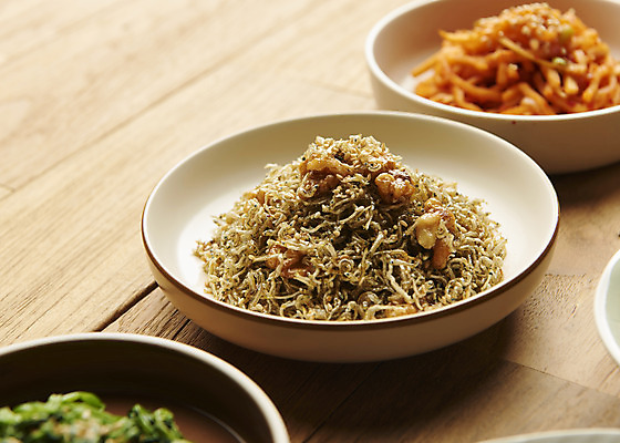 포토 JPG 스튜디오촬영 접시 한식 반찬 실내 근접촬영 사람없음 멸치볶음 집밥 나무배경 국내포토 식기 음식 뷰포인트 백그라운드 내부 볶음 파일형식