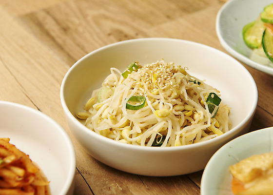 포토 JPG 스튜디오촬영 접시 한식 반찬 실내 근접촬영 사람없음 집밥 콩나물무침 나무배경 국내포토 식기 음식 뷰포인트 백그라운드 내부 무침 파일형식