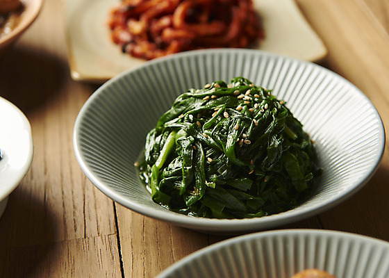 포토 JPG 스튜디오촬영 접시 한식 반찬 실내 근접촬영 사람없음 아웃포커스 부추 나물무침 집밥 나무배경 국내포토 식기 음식 뷰포인트 백그라운드 채소 촬영기법 내부 무침 파일형식