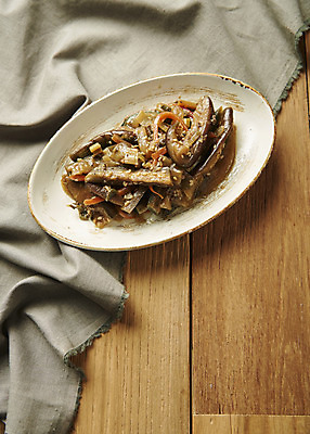 포토 JPG 스튜디오촬영 접시 한식 반찬 실내 사람없음 하이앵글 천 가지볶음 집밥 나무배경 국내포토 식기 음식 뷰포인트 백그라운드 내부 직물 볶음 파일형식