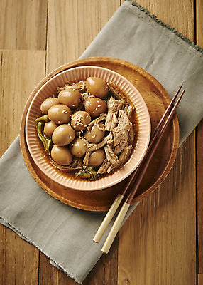 포토 JPG 스튜디오촬영 접시 한식 반찬 실내 사람없음 하이앵글 천 나무젓가락 나무쟁반 메추리알장조림 집밥 나무배경 국내포토 식기 음식 뷰포인트 백그라운드 젓가락 쟁반 내부 목재 직물 장조림 파일형식