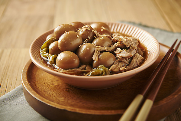 포토 JPG 스튜디오촬영 접시 한식 반찬 실내 사람없음 천 나무젓가락 나무쟁반 메추리알장조림 집밥 나무배경 국내포토 식기 음식 백그라운드 젓가락 쟁반 내부 목재 직물 장조림 파일형식