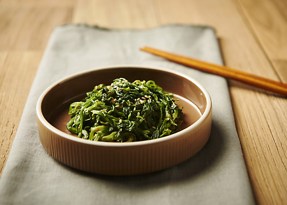 포토 JPG 스튜디오촬영 접시 한식 반찬 실내 사람없음 아웃포커스 천 나무젓가락 미나리무침 집밥 나무배경 국내포토 식기 음식 백그라운드 젓가락 촬영기법 내부 직물 무침 파일형식