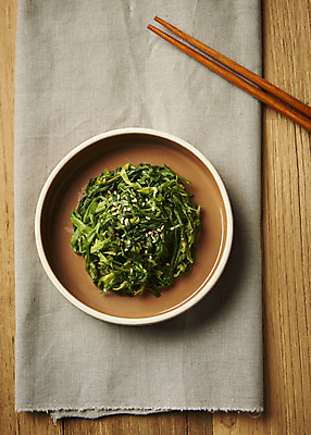 포토 JPG 스튜디오촬영 접시 한식 반찬 실내 사람없음 하이앵글 천 나무젓가락 미나리무침 집밥 나무배경 국내포토 식기 음식 뷰포인트 백그라운드 젓가락 내부 직물 무침 파일형식