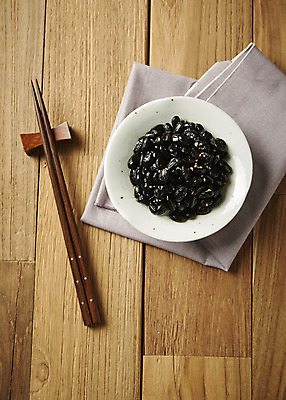 포토 JPG 스튜디오촬영 접시 한식 반찬 실내 사람없음 하이앵글 천 나무젓가락 집밥 콩조림 나무배경 국내포토 식기 음식 뷰포인트 백그라운드 젓가락 내부 직물 조림 파일형식