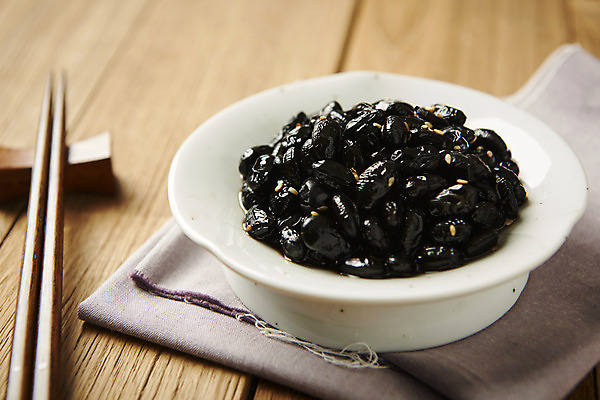 포토 JPG 스튜디오촬영 접시 한식 반찬 실내 사람없음 천 나무젓가락 집밥 콩조림 나무배경 국내포토 식기 음식 백그라운드 젓가락 내부 직물 조림 파일형식