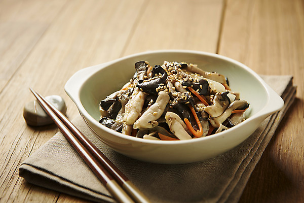 포토 식기 음식 백그라운드 젓가락 실내 내부 버섯 직물 볶음 파일형식 접시 버섯볶음 스튜디오촬영 한식 집밥 반찬 느타리버섯 JPG 사람없음 천 나무젓가락 나무배경 국내포토