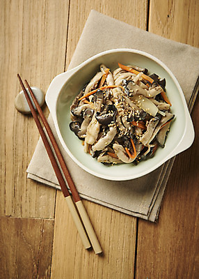 포토 JPG 스튜디오촬영 접시 한식 반찬 실내 사람없음 하이앵글 천 느타리버섯 나무젓가락 버섯볶음 집밥 나무배경 국내포토 식기 음식 뷰포인트 백그라운드 젓가락 내부 버섯 직물 볶음 파일형식