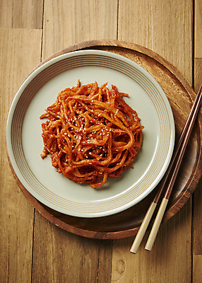 포토 JPG 스튜디오촬영 접시 한식 반찬 실내 사람없음 하이앵글 볶음 나무젓가락 나무쟁반 오징어채 집밥 나무배경 국내포토 식기 음식 뷰포인트 백그라운드 젓가락 쟁반 내부 목재 건어물 파일형식