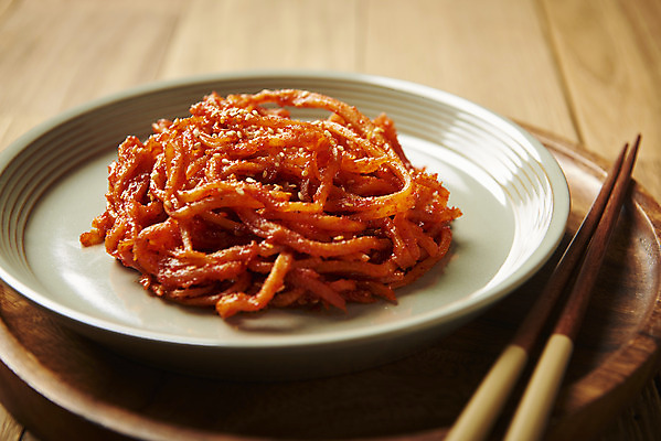 포토 JPG 스튜디오촬영 접시 한식 반찬 실내 사람없음 볶음 나무젓가락 나무쟁반 오징어채 집밥 나무배경 국내포토 식기 음식 백그라운드 젓가락 쟁반 내부 목재 건어물 파일형식