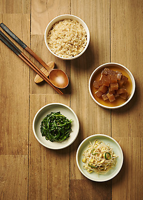 포토 JPG 스튜디오촬영 접시 한식 반찬 실내 사람없음 하이앵글 상차림 나무숟가락 나무젓가락 나물무침 무조림 백반 잡곡밥 집밥 콩나물무침 나무배경 국내포토 식기 음식 뷰포인트 백그라운드 젓가락 밥 내부 숟가락 무침 조림 파일형식