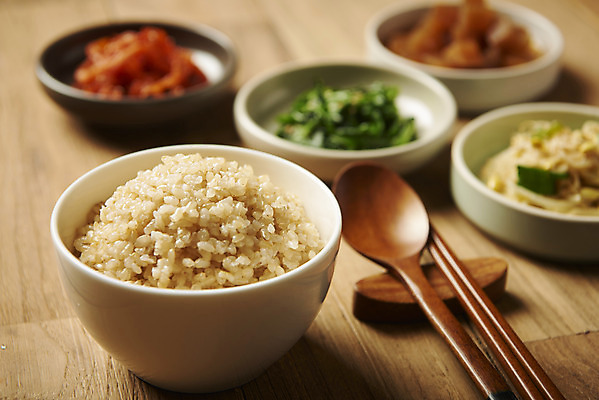 포토 JPG 스튜디오촬영 접시 한식 반찬 김치 실내 사람없음 아웃포커스 상차림 밥그릇 나무숟가락 나무젓가락 백반 잡곡밥 집밥 나무배경 국내포토 그릇 식기 음식 백그라운드 젓가락 밥 촬영기법 내부 숟가락 파일형식