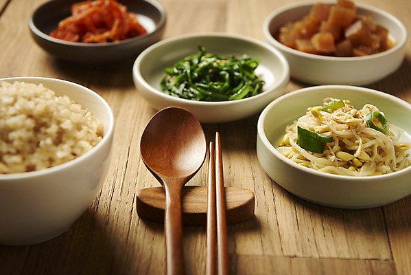 포토 JPG 스튜디오촬영 접시 한식 반찬 김치 실내 사람없음 아웃포커스 상차림 밥그릇 나무숟가락 나무젓가락 나물무침 무조림 백반 잡곡밥 집밥 콩나물무침 나무배경 국내포토 그릇 식기 음식 백그라운드 젓가락 밥 촬영기법 내부 숟가락 무침 조림 파일형식