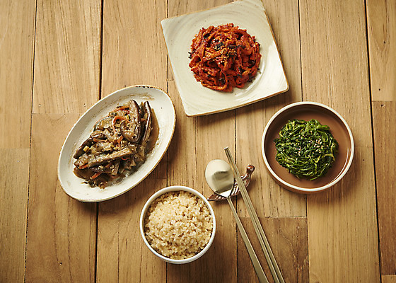 포토 JPG 스튜디오촬영 접시 한식 반찬 실내 사람없음 하이앵글 상차림 가지볶음 무말랭이무침 미나리무침 백반 잡곡밥 집밥 나무배경 국내포토 식기 음식 뷰포인트 백그라운드 밥 내부 볶음 무침 파일형식