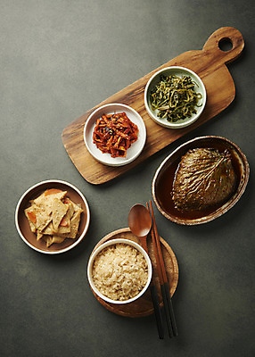 포토 JPG 스튜디오촬영 접시 한식 검은배경 반찬 실내 사람없음 상차림 나물 나무숟가락 나무젓가락 깻잎절임 나무도마 나무쟁반 무말랭이무침 백반 어묵볶음 잡곡밥 집밥 국내포토 식기 음식 백그라운드 채소 젓가락 밥 도마 쟁반 내부 목재 숟가락 검은색 볶음 무침 절임 파일형식