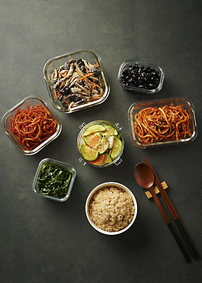 포토 JPG 스튜디오촬영 한식 검은배경 반찬 실내 사람없음 하이앵글 상차림 볶음 애호박 나무숟가락 나무젓가락 버섯볶음 나물무침 무생채 밀폐용기 백반 오징어채 잡곡밥 집밥 콩조림 플랫레이 국내포토 음식 뷰포인트 백그라운드 젓가락 호박 밥 내부 숟가락 검은색 용기_그릇 플랫 무침 건어물 조림 파일형식