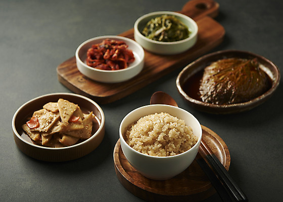 포토 JPG 스튜디오촬영 접시 한식 검은배경 반찬 실내 사람없음 아웃포커스 상차림 깻잎절임 나무도마 나무쟁반 무말랭이 백반 어묵볶음 잡곡밥 집밥 국내포토 식기 음식 백그라운드 밥 도마 쟁반 촬영기법 내부 목재 검은색 볶음 절임 파일형식