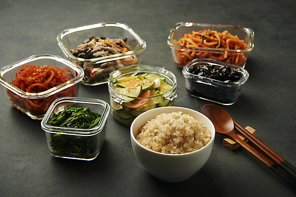 포토 JPG 스튜디오촬영 한식 검은배경 반찬 실내 사람없음 상차림 애호박 나무숟가락 나무젓가락 버섯볶음 나물무침 무생채 밀폐용기 백반 오징어채 잡곡밥 집밥 콩조림 국내포토 음식 백그라운드 젓가락 호박 밥 내부 숟가락 검은색 용기_그릇 볶음 무침 건어물 조림 파일형식