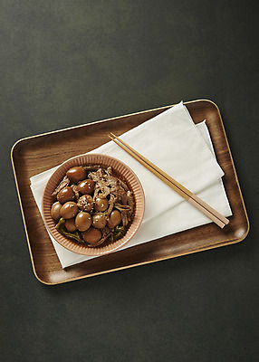 포토 JPG 스튜디오촬영 그릇 한식 검은배경 반찬 실내 사람없음 하이앵글 천 나무젓가락 나무쟁반 메추리알장조림 집밥 국내포토 식기 음식 뷰포인트 백그라운드 젓가락 쟁반 내부 목재 검은색 직물 장조림 파일형식