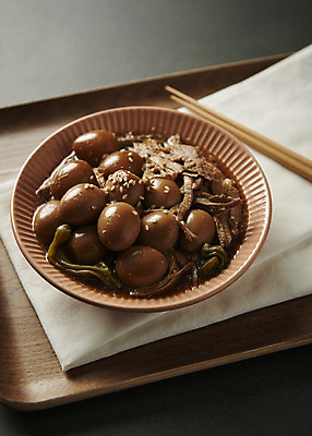 포토 JPG 스튜디오촬영 접시 한식 검은배경 반찬 실내 사람없음 천 나무젓가락 나무쟁반 메추리알장조림 집밥 국내포토 식기 음식 백그라운드 젓가락 쟁반 내부 목재 검은색 직물 장조림 파일형식