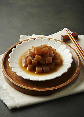 포토 JPG 스튜디오촬영 접시 한식 검은배경 반찬 실내 사람없음 천 나무젓가락 나무쟁반 무조림 집밥 국내포토 식기 음식 백그라운드 젓가락 쟁반 내부 목재 검은색 직물 조림 파일형식