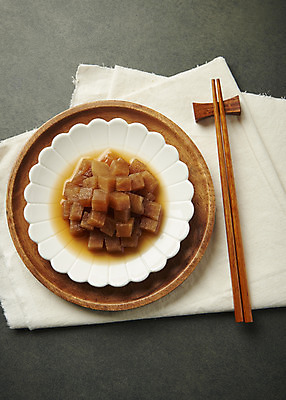 포토 JPG 스튜디오촬영 접시 한식 검은배경 반찬 실내 사람없음 하이앵글 천 나무젓가락 나무쟁반 무조림 집밥 국내포토 식기 음식 뷰포인트 백그라운드 젓가락 쟁반 내부 목재 검은색 직물 조림 파일형식