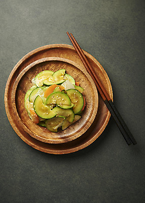 포토 JPG 스튜디오촬영 한식 검은배경 반찬 실내 사람없음 하이앵글 볶음 애호박 나무젓가락 나무쟁반 나무접시 집밥 국내포토 접시 음식 뷰포인트 백그라운드 젓가락 호박 쟁반 내부 목재 검은색 파일형식