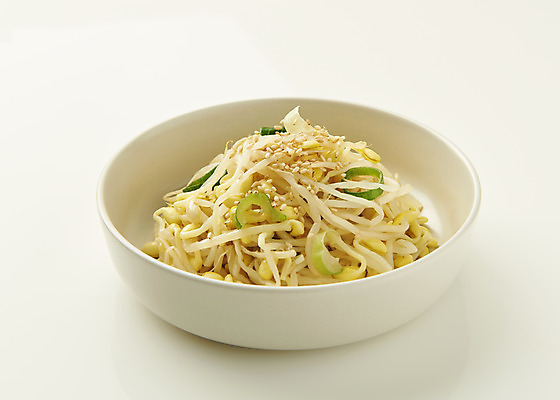 포토 JPG 스튜디오촬영 접시 한식 반찬 실내 사람없음 흰배경 집밥 콩나물무침 국내포토 식기 음식 백그라운드 내부 흰색 무침 파일형식