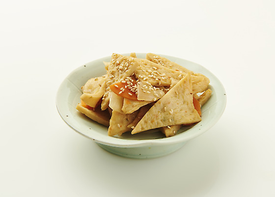 포토 JPG 스튜디오촬영 접시 한식 반찬 실내 사람없음 흰배경 어묵조림 집밥 국내포토 식기 음식 백그라운드 내부 흰색 조림 파일형식