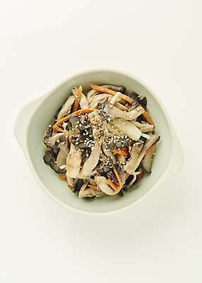 포토 JPG 스튜디오촬영 접시 한식 반찬 실내 사람없음 하이앵글 흰배경 느타리버섯 버섯볶음 집밥 국내포토 식기 음식 뷰포인트 백그라운드 내부 버섯 흰색 볶음 파일형식