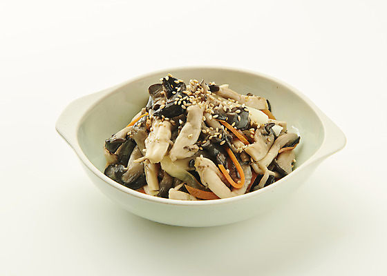 포토 JPG 스튜디오촬영 접시 한식 반찬 실내 사람없음 흰배경 느타리버섯 버섯볶음 집밥 국내포토 식기 음식 백그라운드 내부 버섯 흰색 볶음 파일형식