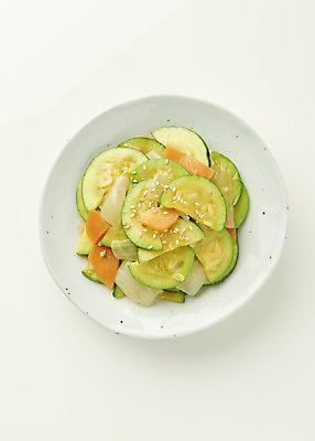 포토 JPG 스튜디오촬영 접시 한식 반찬 실내 사람없음 하이앵글 흰배경 볶음 애호박 집밥 국내포토 식기 음식 뷰포인트 호박 내부 흰색 파일형식 컬러 채소