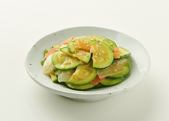 포토 JPG 스튜디오촬영 접시 한식 반찬 실내 사람없음 흰배경 볶음 애호박 집밥 국내포토 식기 음식 백그라운드 호박 내부 흰색 파일형식