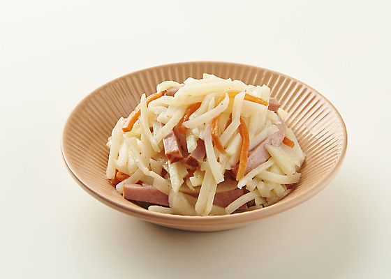 포토 JPG 스튜디오촬영 접시 한식 반찬 실내 사람없음 흰배경 감자볶음 집밥 국내포토 식기 음식 백그라운드 내부 흰색 볶음 파일형식