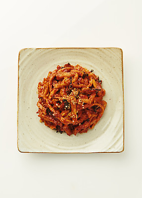 포토 JPG 스튜디오촬영 접시 한식 반찬 실내 사람없음 하이앵글 흰배경 무말랭이무침 집밥 국내포토 식기 음식 뷰포인트 백그라운드 내부 흰색 무침 파일형식