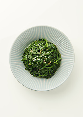 포토 JPG 스튜디오촬영 접시 한식 반찬 실내 사람없음 하이앵글 흰배경 부추 나물무침 집밥 국내포토 식기 음식 뷰포인트 백그라운드 채소 내부 흰색 무침 파일형식