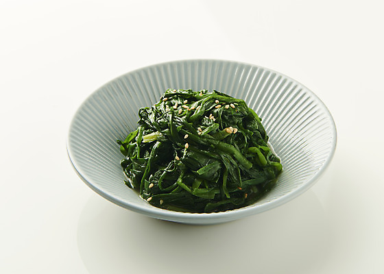 포토 JPG 스튜디오촬영 접시 한식 반찬 실내 사람없음 흰배경 부추 나물무침 집밥 국내포토 식기 음식 백그라운드 채소 내부 흰색 무침 파일형식