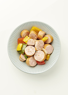 포토 JPG 스튜디오촬영 접시 한식 반찬 실내 사람없음 하이앵글 흰배경 소시지볶음 집밥 국내포토 식기 음식 뷰포인트 백그라운드 내부 흰색 볶음 파일형식