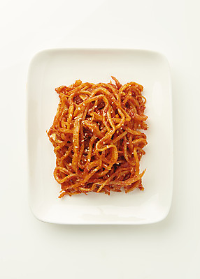 포토 JPG 스튜디오촬영 접시 한식 반찬 실내 사람없음 하이앵글 흰배경 볶음 오징어채 집밥 국내포토 식기 음식 뷰포인트 백그라운드 내부 흰색 건어물 파일형식