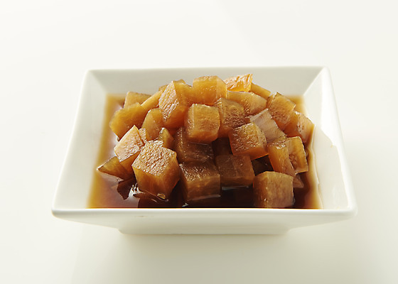 포토 JPG 스튜디오촬영 접시 한식 반찬 실내 사람없음 흰배경 무조림 집밥 국내포토 식기 음식 백그라운드 내부 흰색 조림 파일형식