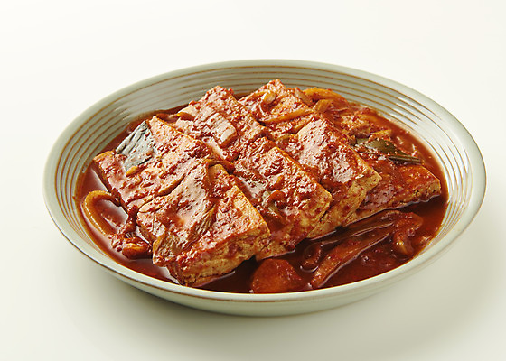 포토 JPG 스튜디오촬영 접시 한식 반찬 실내 사람없음 흰배경 두부조림 집밥 국내포토 식기 음식 백그라운드 내부 흰색 조림 파일형식