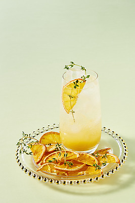 포토 JPG 스튜디오촬영 음료 잔 실내 사람없음 여름 카페 레몬 레모네이드 컵받침 메뉴 건과일 냉음료 초록배경 국내포토 식기 계절 백그라운드 과일 건조 내부 초록색 상점 받침대 에이드 파일형식