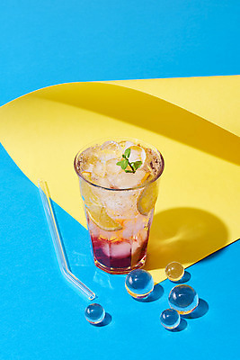 포토 JPG 스튜디오촬영 종이 음료 잔 실내 빨대 사람없음 여름 노란색 카페 레몬 레모네이드 메뉴 파란배경 냉음료 유리구슬 국내포토 식기 계절 컬러 백그라운드 과일 유리 내부 파란색 상점 구슬 에이드 파일형식