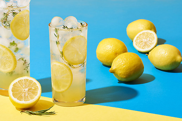 포토 JPG 스튜디오촬영 음료 잔 실내 사람없음 여름 얼음 카페 레몬 레모네이드 메뉴 파란배경 냉음료 국내포토 자연요소 식기 계절 백그라운드 과일 내부 파란색 상점 에이드 파일형식