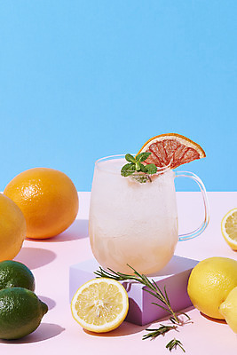 포토 JPG 스튜디오촬영 음료 잔 실내 사람없음 여름 카페 레몬 자몽 메뉴 파란배경 라임 단상 냉음료 자몽에이드 국내포토 식기 계절 백그라운드 과일 내부 파란색 상점 에이드 파일형식