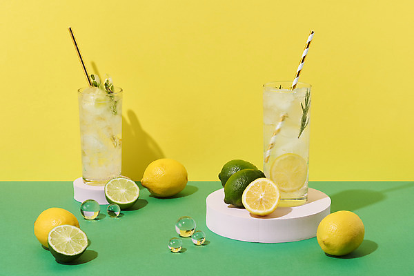 포토 JPG 스튜디오촬영 음료 잔 실내 빨대 사람없음 여름 카페 레몬 레모네이드 메뉴 라임 단상 냉음료 노란배경 유리구슬 초록배경 국내포토 식기 계절 백그라운드 과일 유리 내부 초록색 노란색 상점 구슬 에이드 파일형식