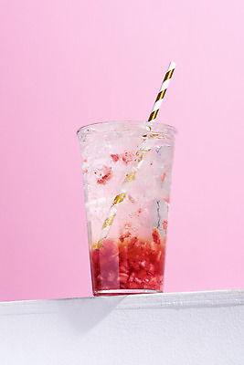 포토 JPG 스튜디오촬영 음료 잔 실내 빨대 사람없음 여름 카페 메뉴 냉음료 딸기에이드 분홍색배경 국내포토 식기 계절 분홍색 백그라운드 내부 상점 에이드 파일형식